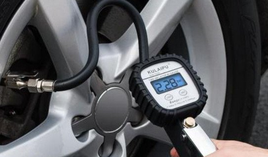 汽车轮胎胎压多少是正常值？