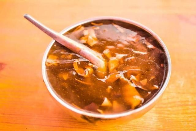 胡辣汤店老板因摘掉“逍遥镇”门头哭了，你能理解老板的心情吗？