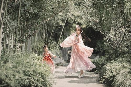 杭州西湖国风节演员掉下舞台,他怎么摔下去的?