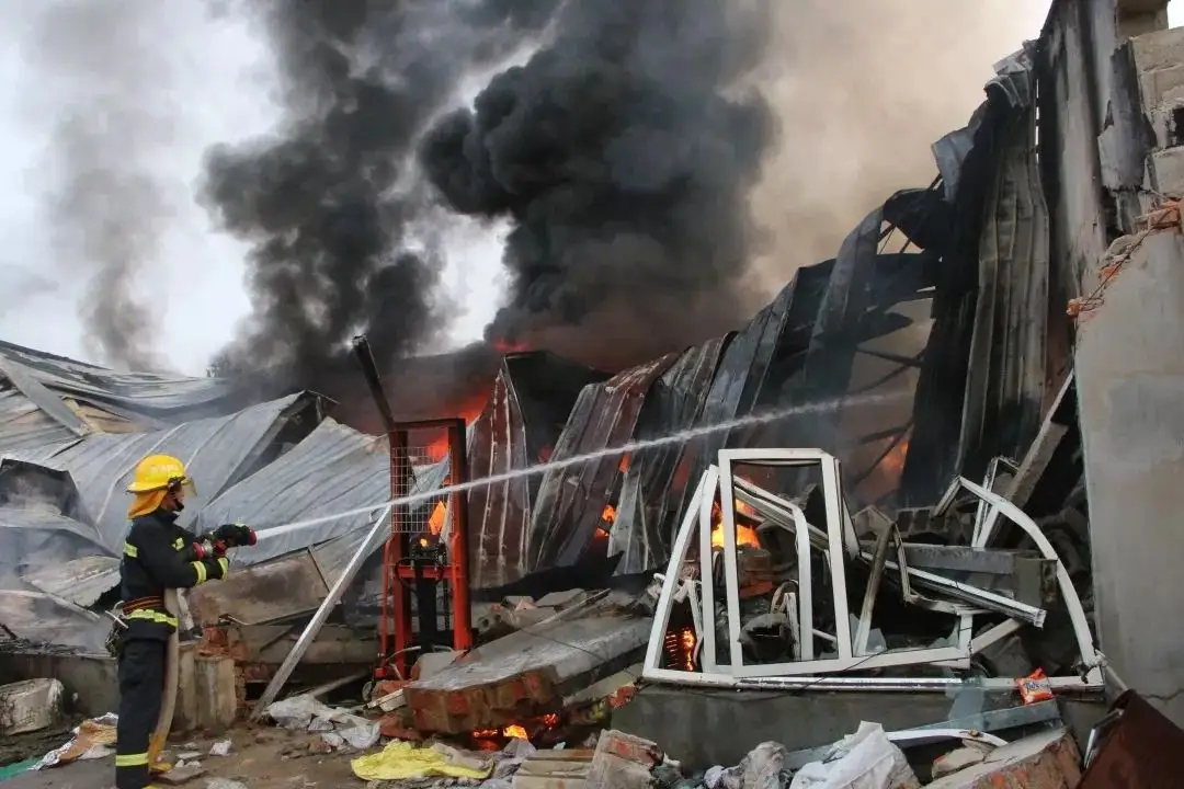 东莞一塑料制品公司发生火灾，导致起火的原因是什么？