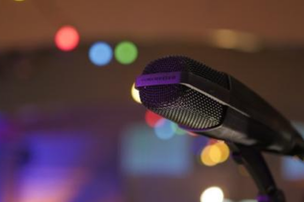 盗歌违法吗？全民K歌有人没经过别人同意就把那个人的歌发到自己主页，说是自己唱的，看到过好几个盗歌的