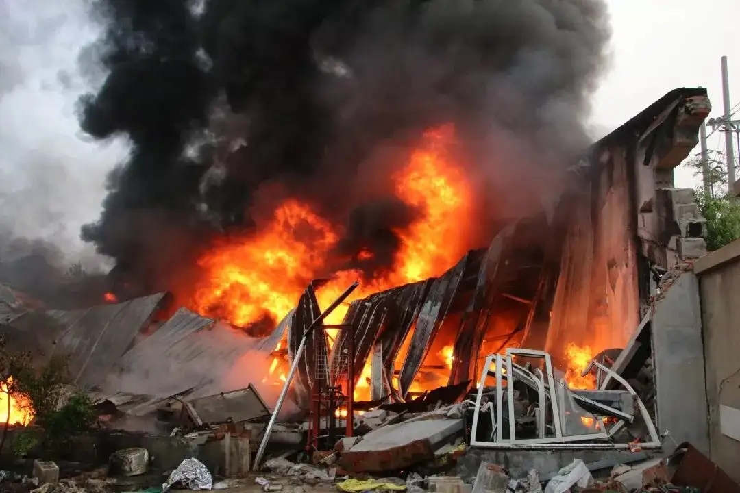 东莞一塑料制品公司发生火灾，导致起火的原因是什么？