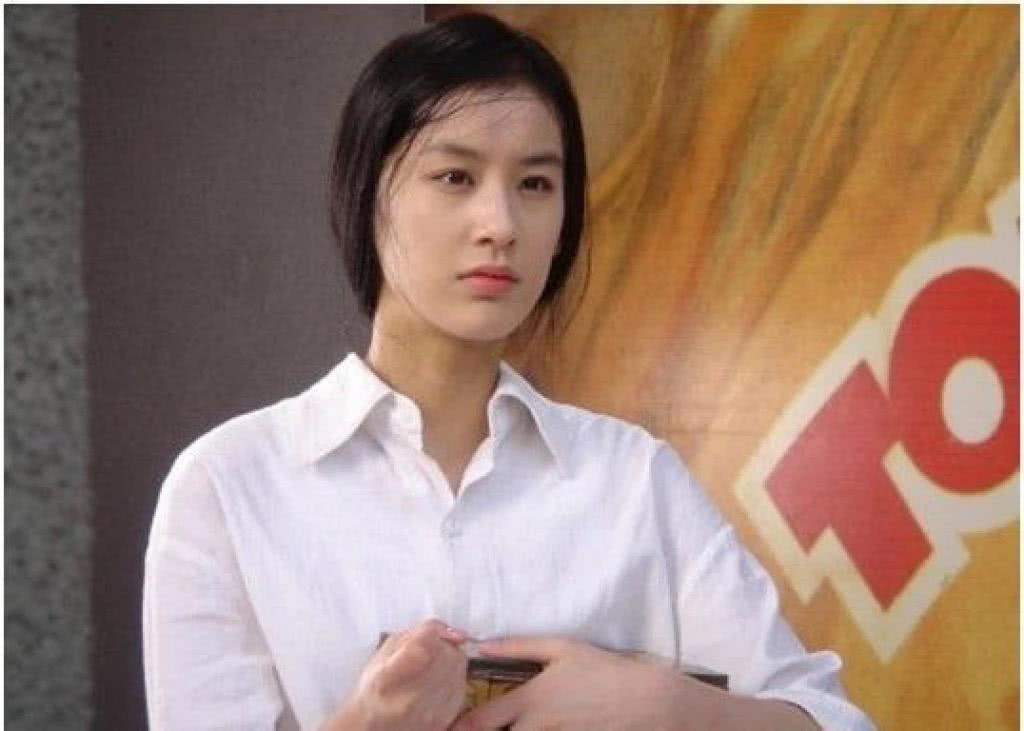 黄圣依哭泣时也要插兜，当年的黄圣依有多酷？