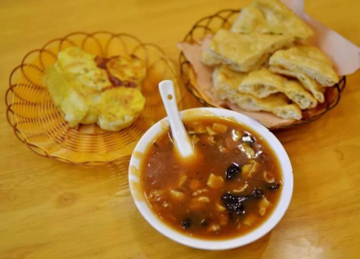 胡辣汤店老板因摘掉“逍遥镇”门头哭了，你能理解老板的心情吗？