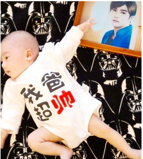 贺军翔的家庭背景是什么样的？