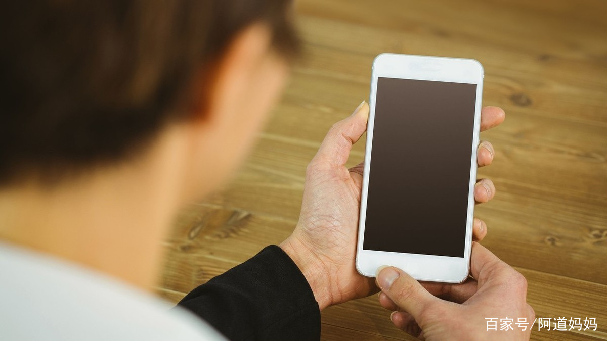 孩子碰到不认识的字喜欢用手机查,对他们有没有影响?