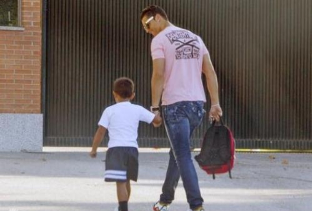 爸爸看错时间凌晨2点半送娃上学，爸爸究竟有多不靠谱？