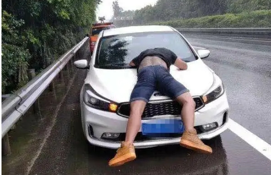 男子被顶引擎盖雨中疾驰30公里是怎么回事？