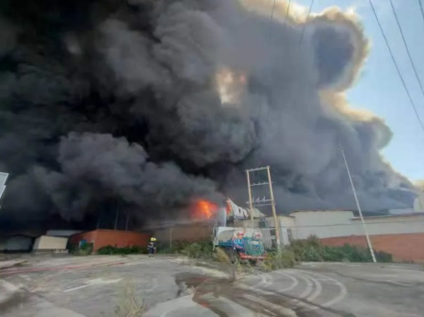 昆明呈贡一仓库发生火灾，浓烟冲天数十米，起火的原因是什么？