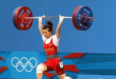 在职业比赛中，举重的体重级别是根据什么划分的？