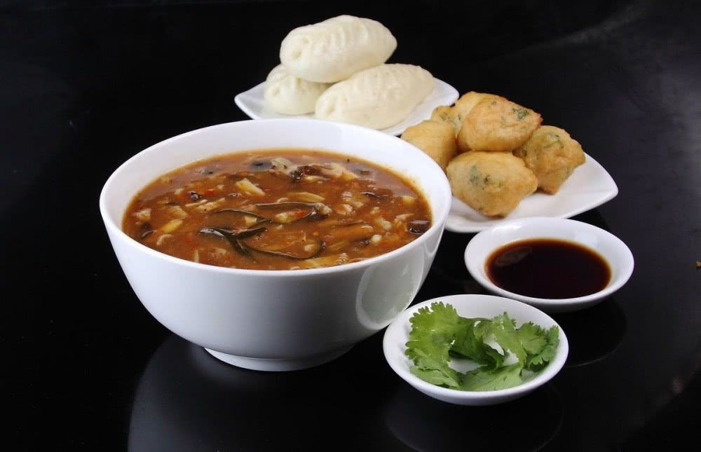 胡辣汤店老板因摘掉“逍遥镇”门头哭了，你能理解老板的心情吗？