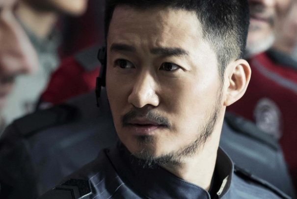 吴京像个在逃蜡像上了热搜，这是怎么回事？