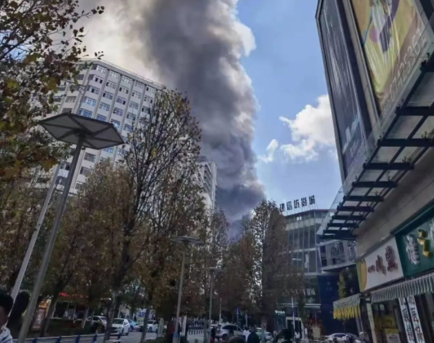 昆明呈贡一仓库发生火灾，浓烟冲天数十米，起火的原因是什么？