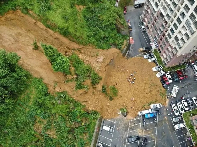 陕西镇巴大面积山体垮塌瞬间，土石夹裹树木倾泻而下，当地采取了什么举措？
