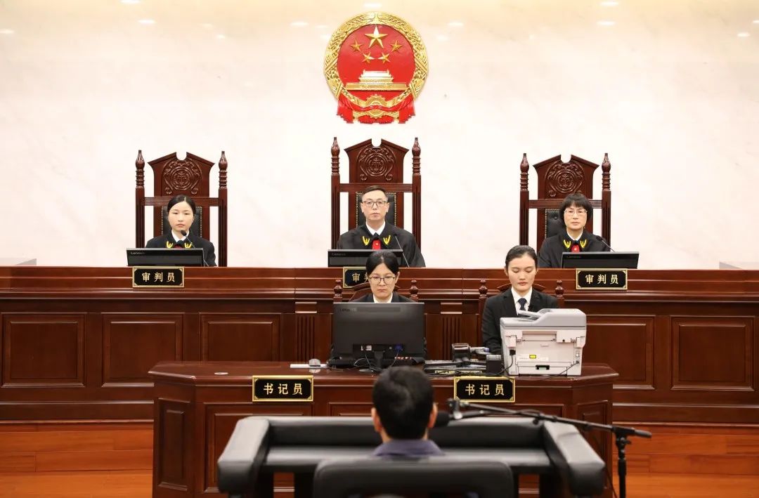 红通人员姚锦旗受贿案的具体细节是什么?