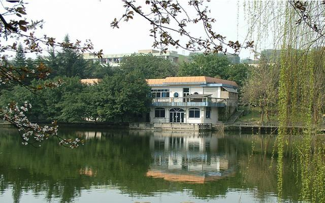 企业设立的培训机构不得称大学，一所合法的大学应该满足哪些条件?