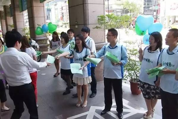 海南一双胞胎宝宝穿“清华北大”衣服给舅舅送考，网友对这一幕有何评价？