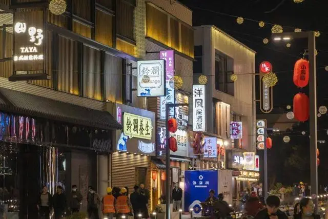 游客在日式风情街穿明朝服饰被阻，受阻的原因是什么？