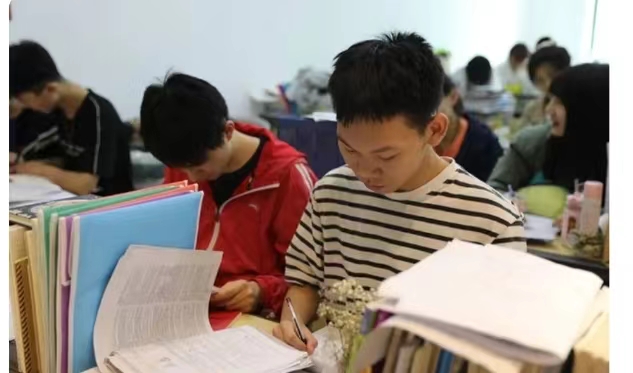 女儿称培训机构老师说自己丑,老师否认,事件的来龙去脉有何详情?