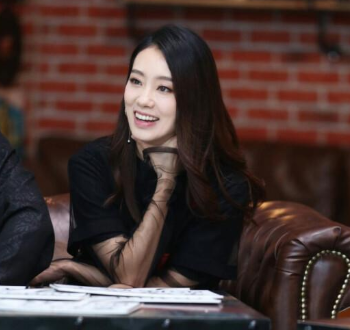 张小斐晒半脸自拍,为何自拍只露半张脸?