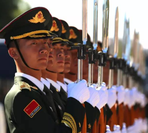 三军仪仗队练眼神,迎风迎光40秒不眨眼,他们是如何做到的?