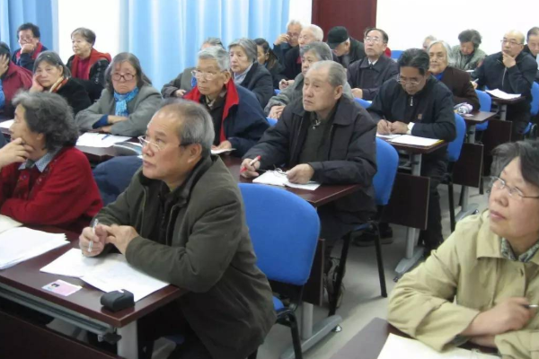 女儿同款教育上老年大学妈妈,网友对此有何评价?