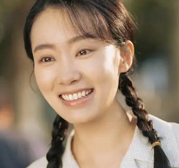 张小斐晒半脸自拍,为何自拍只露半张脸?