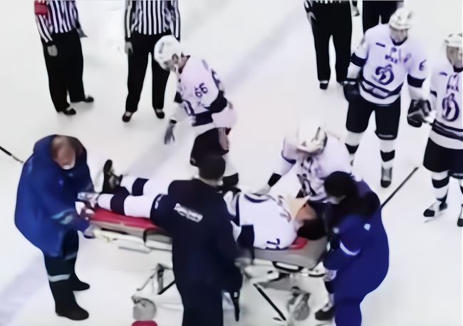 俄罗斯冰球运动员被球击中身亡,这场意外是如何发生的?