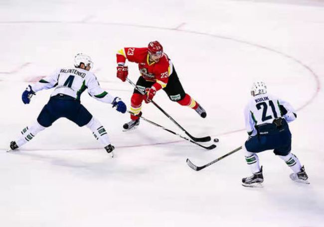 俄罗斯冰球运动员被球击中身亡,这场意外是如何发生的?