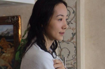 原来韩雪真人长这样,游泳时脸被水浸湿导致“脱妆”,素颜怎么样?