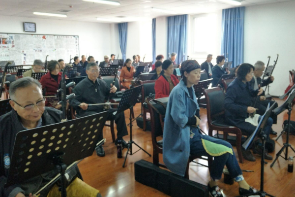 女儿同款教育上老年大学妈妈,网友对此有何评价?