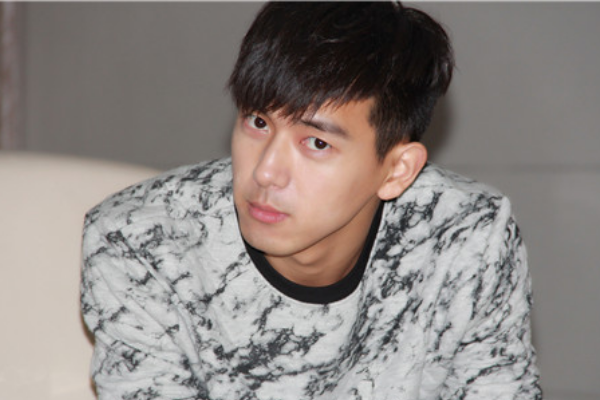 李现被鱼亲吻，如此独特的2000万粉丝福利，是怎么做到的？