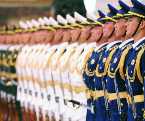 三军仪仗队练眼神,迎风迎光40秒不眨眼,他们是如何做到的?