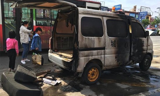 洛阳城管车被点燃损失严重不?