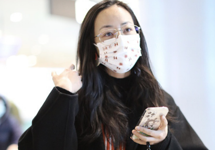 原来韩雪真人长这样,游泳时脸被水浸湿导致“脱妆”,素颜怎么样?