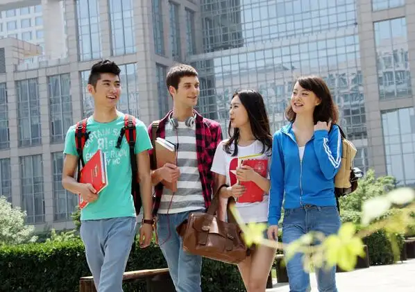 上海高校封闭管理，学生唱歌玩老鹰抓小鸡，疫情下的大学生有多会玩？