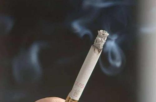 女子长期吸同事二手烟肺部长肿块。二手烟到底有哪些危害?