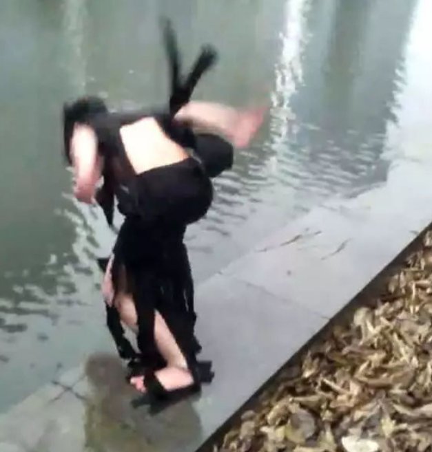 男子直播跳黄浦江被刑拘五日，如何看待民警这个惩罚？