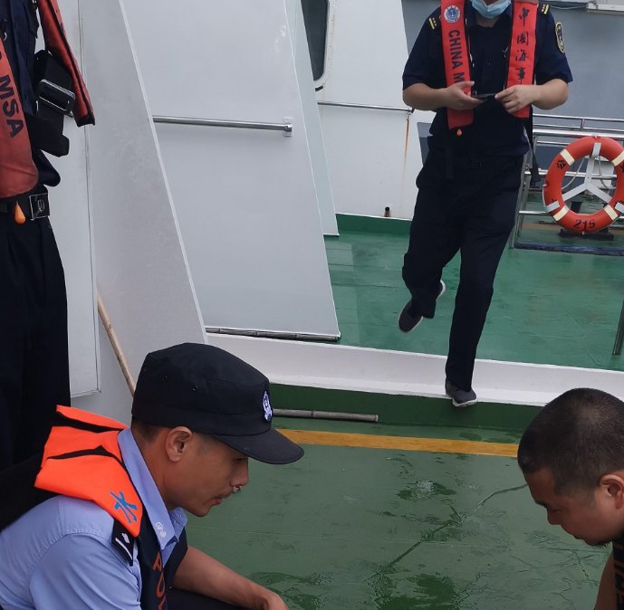 男子直播跳黄浦江被刑拘五日，如何看待民警这个惩罚？