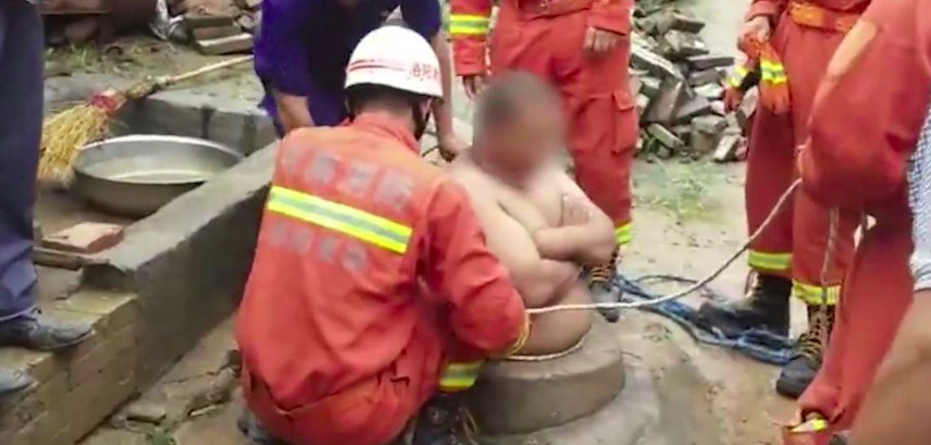 200多斤男子被卡自家井口,为何原因让人哭笑不得?