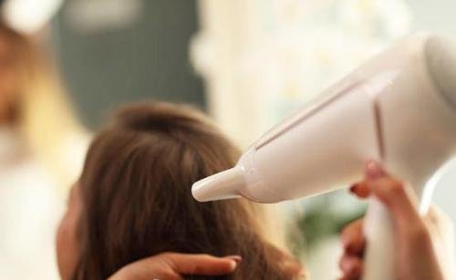 电吹风通风口被堵20秒就可起火,应该怎么使用电吹风才是正确使用方法?