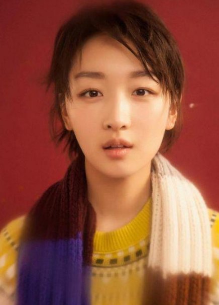 周冬雨和曾志伟是什么关系?