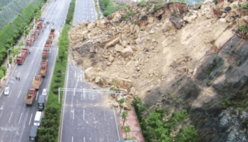 宜宾山体滑坡过路车辆被巨石砸中,现场有无人员伤亡?