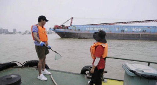 夫妻为捡垃圾卖掉唯一住房，这种做法是太傻还是太伟大？