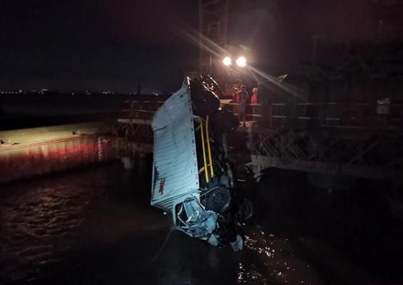 珠海大桥一辆货车失控坠海,导致此起事故的原因是什么?