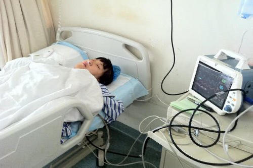 大二女生休学两年陪伴患癌母亲,你支持他的做法吗?