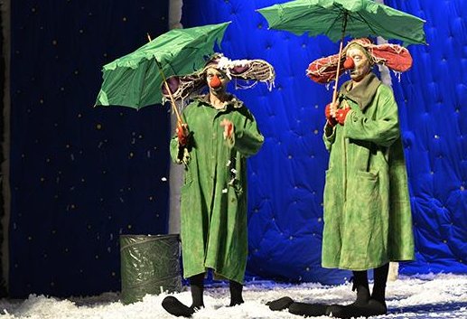 大雪天台下空无一人剧团照常演出,对此你有何评价?