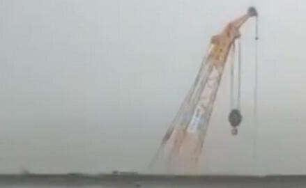 珠海大桥一辆货车失控坠海,导致此起事故的原因是什么?