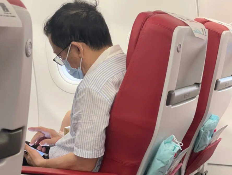 在飞机头等舱内，男子侮辱空姐，你如何看待男子的这一行为？