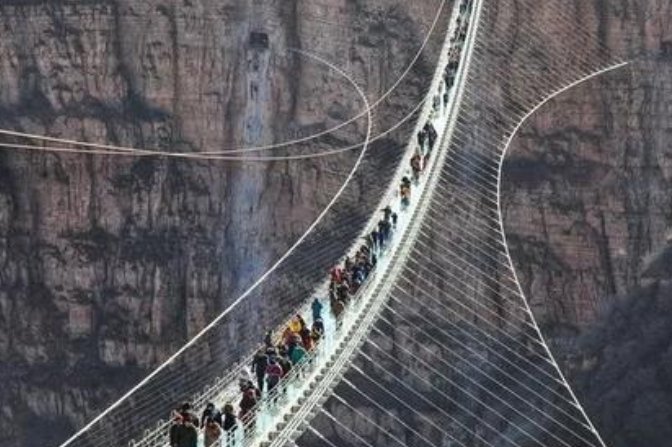 辽宁虎谷峡玻璃栈道发生事故, 具体是什么原因?